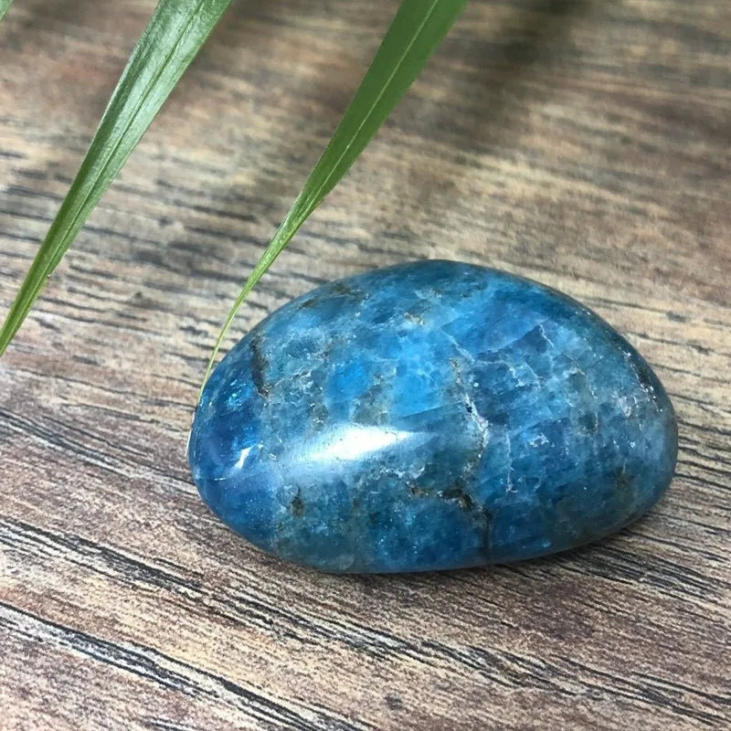 Natural Apatite Palm Stone