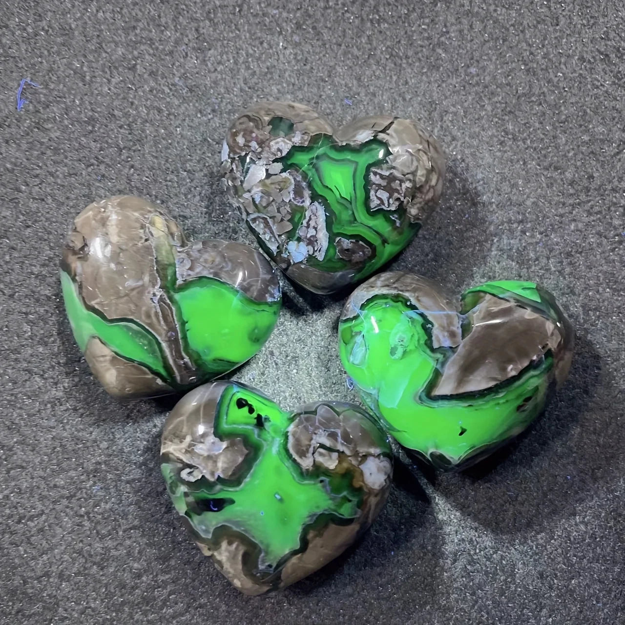 Fluorescent Volcanic Agate Heart Carving (UV Glow)
