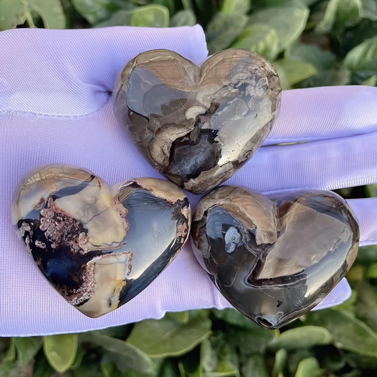 Fluorescent Volcanic Agate Heart Carving (UV Glow)