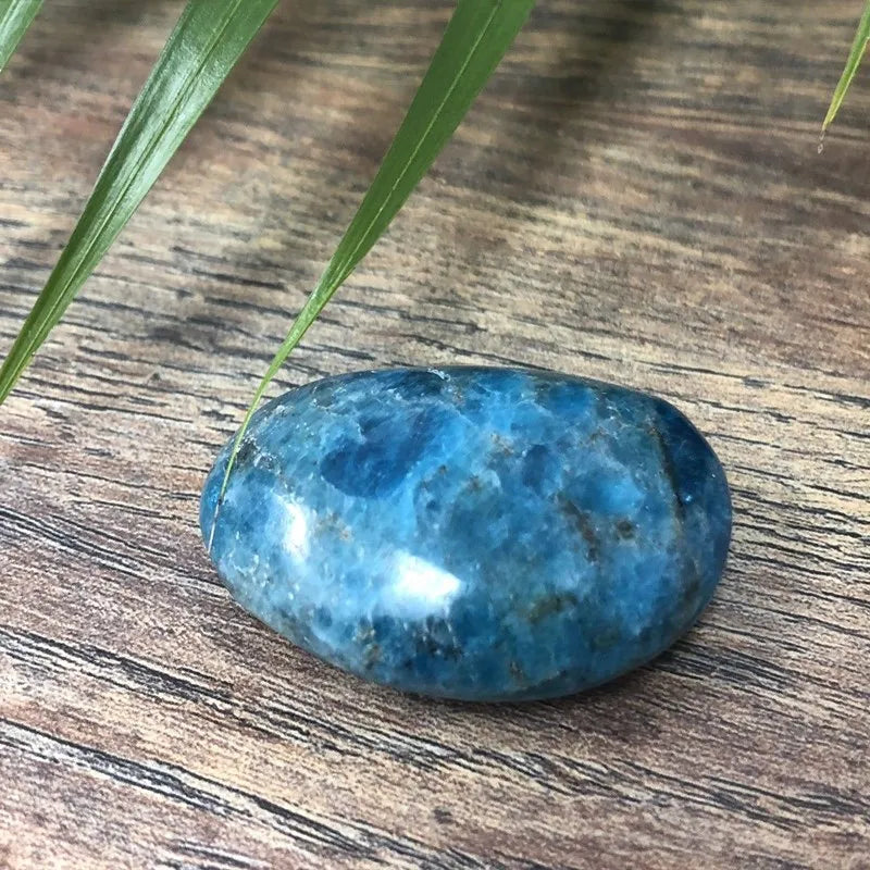Natural Apatite Palm Stone