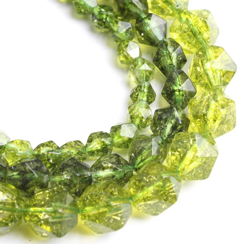 Fil de perles de péridot à facettes naturelles