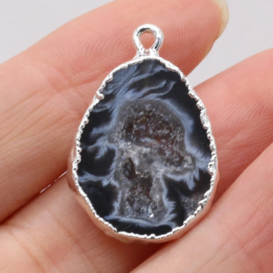 Pendentif en agate druzy noire irrégulière naturelle plaqué argent