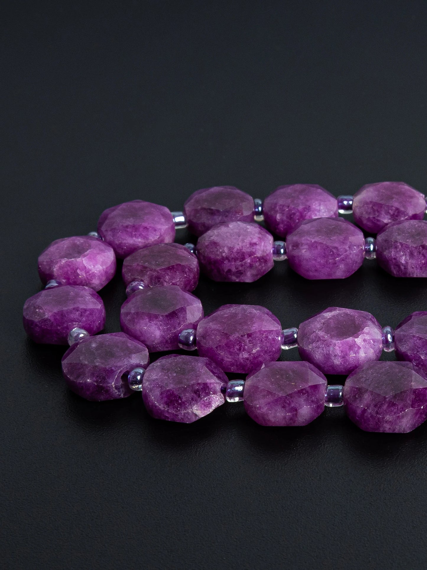 Fil de perles plates en sugilite violette naturelle de 12 mm