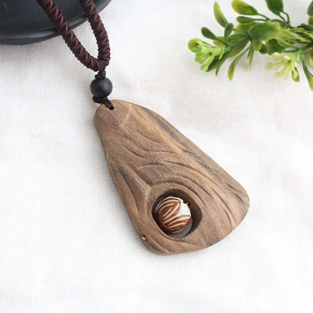 Collier pendentif en bois de santal