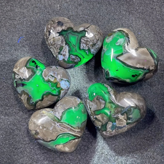 Fluorescent Volcanic Agate Heart Carving (UV Glow)